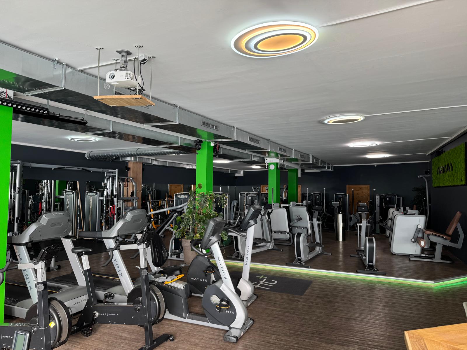 Cardiobereich mit Matrix Ausdauergeräten im Fitnessstudio – fit+ Steinach