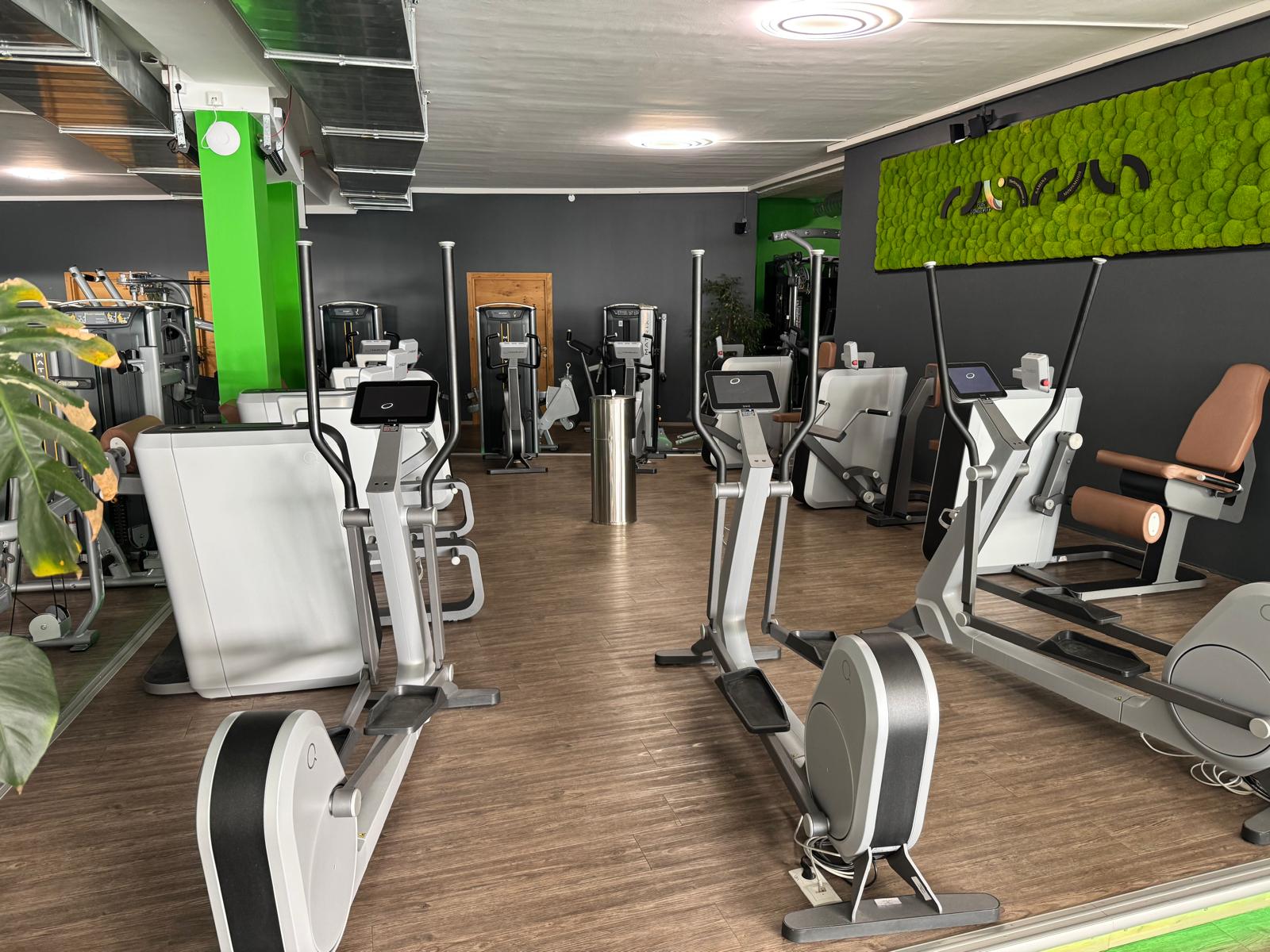 Crosstrainer und Kraftgeräte im Fitnessstudio – fit+ Steinach